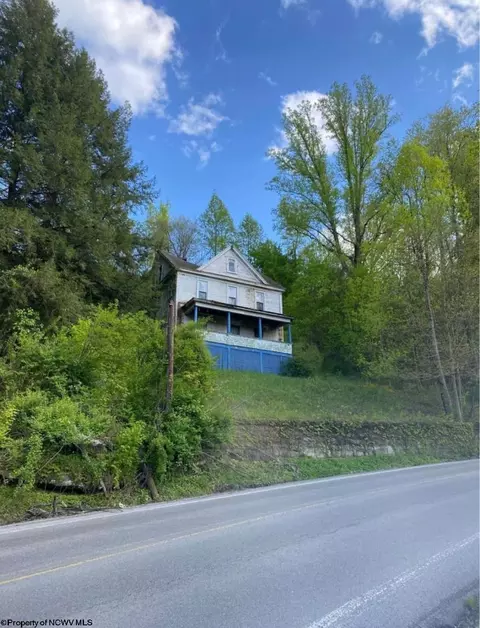 2106 Idamay Hl, Idamay, WV 26576