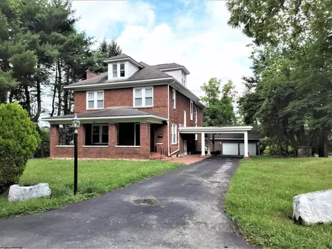 15 Savannah St, Westover, WV 26501