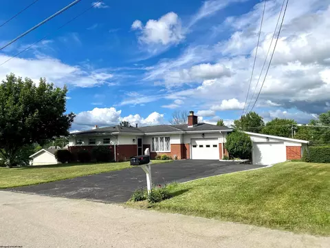 1 Fairway Ln, Fairmont, WV 26554