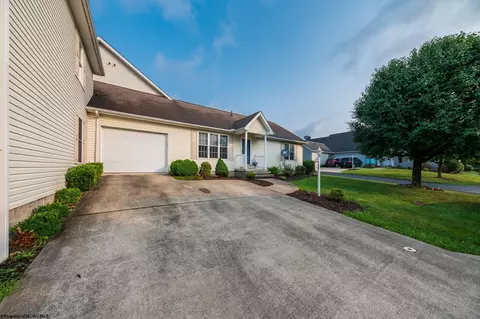 15 Five Forks Dr, Morgantown, WV 26508