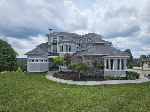 301 Oakview Dr, Bridgeport, WV 26330