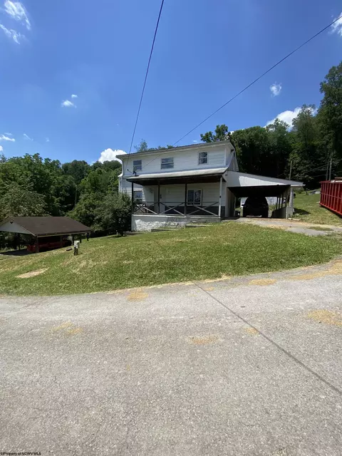 13 Center St, Worthington, WV 26591