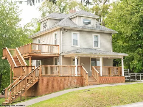 517 Fairmont Rd, Westover, WV 26501