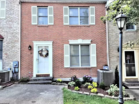40 Old House Ln, Morgantown, WV 26505