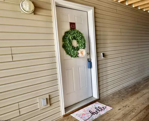 421 Creekside Dr, Morgantown, WV 26508