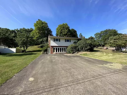 100 Blossom Dr, Morgantown, WV 26508