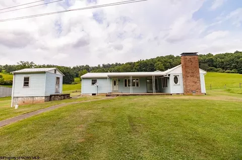 967 Batton Hollow Rd, Mount Clare, WV 26408