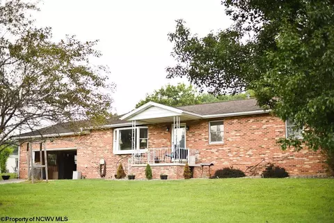 130 Dutchman Ln, Weston, WV 26452