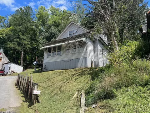 86 Water St, Salem, WV 26426