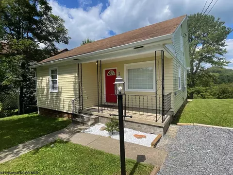 136 Leo Menendez Dr, Spelter, WV 26361