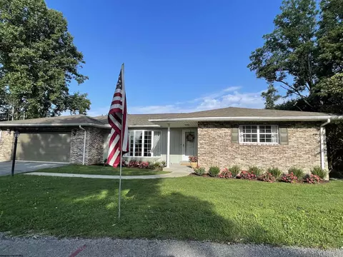 16 Briarwood Ter, Fairmont, WV 26554
