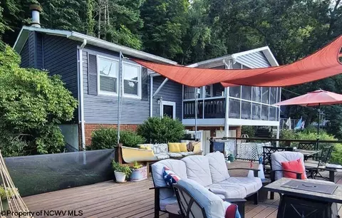 2052 Lake Floyd Cir, Bristol, WV 26426