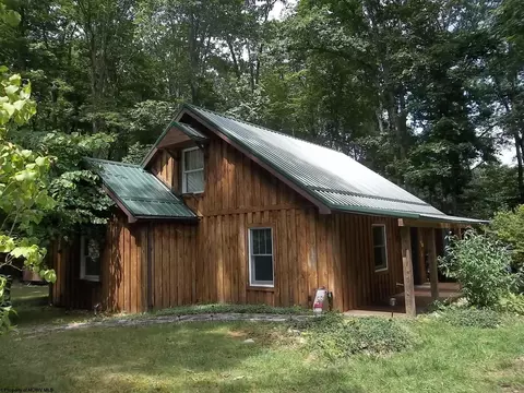 34 Lakeside Dr, Montrose, WV 26283
