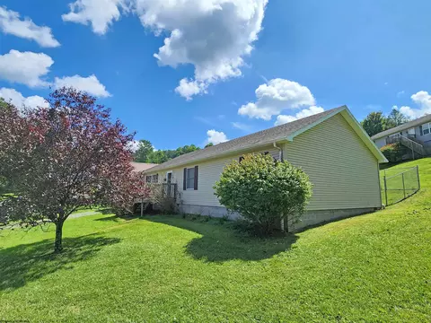 2 Ruckert Rd, Morgantown, WV 26508