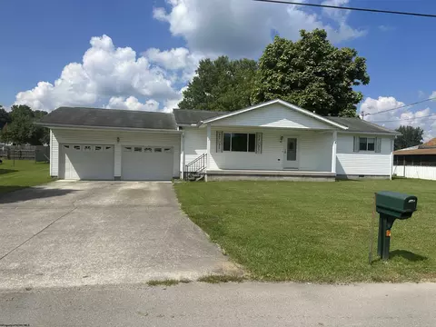 125 N Bradshaw St, Belington, WV 26250