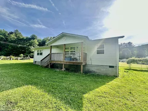 68 White Rd, Wallback, WV 25285