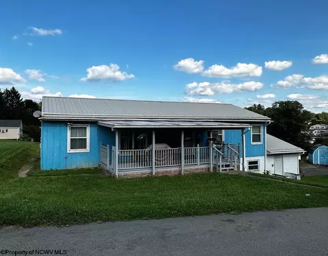 90 4th St, Shinnston, WV 26431