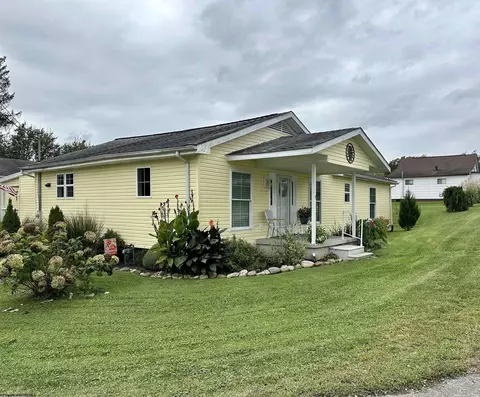 9 Gordon St, Lumberport, WV 26386