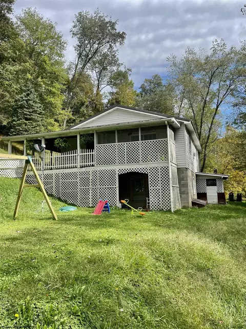 589 Mods Run Rd, Mannington, WV 26582