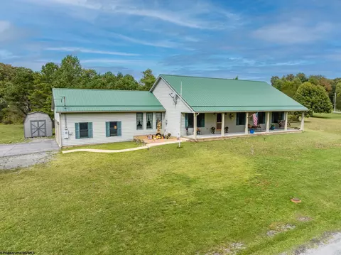 402 Grosbeak Dr, Terra Alta, WV 26764