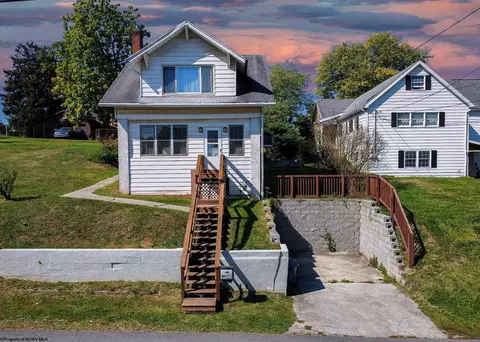 24 Lane St, Westover, WV 26501