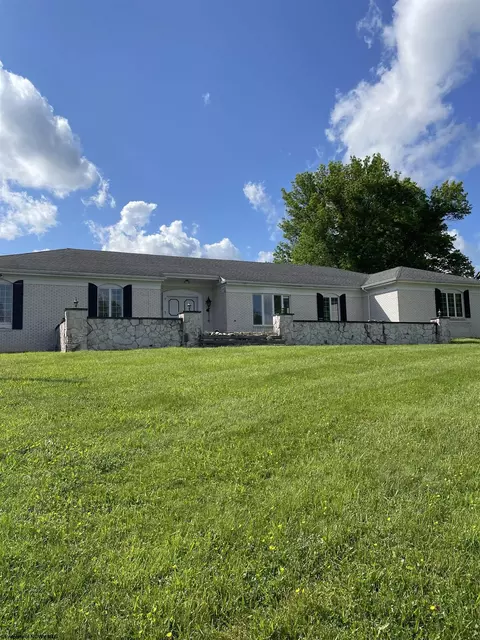 205 Candlelight Dr, Clarksburg, WV 26301