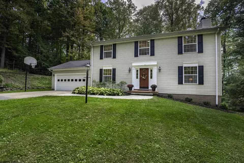 18 Scenic Woods Dr, Morgantown, WV 26508