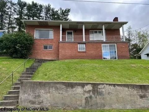 10 Spruce St, Idamay, WV 26576