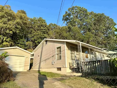 2502 Core Rd, Parkersburg, WV 26101