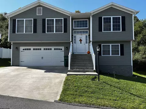 249 Woodbury Dr, Fairmont, WV 26554