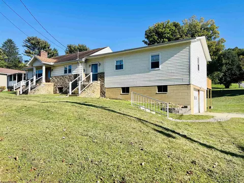 1806 Woodleaf Dr, Fairmont, WV 26554