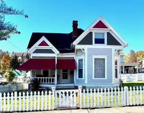 207 Marshall St, Mannington, WV 26582