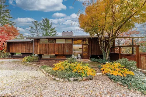 325 Horseshoe Rd, Morgantown, WV 26508