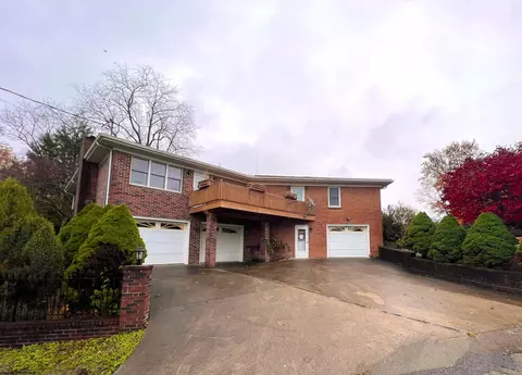 16 Brightmoor Cir, Clarksburg, WV 26301