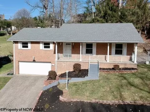 30 Hollen Cir, Fairmont, WV 26554
