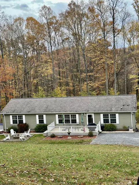 761 Flag Run Rd, Grafton, WV 26354