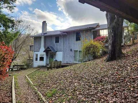 318 Lake Floyd Cir, Bristol, WV 26426