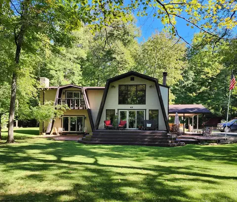 49 Country Club Rd, Terra Alta, WV 26764