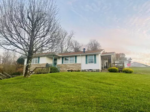 2250 Maple Dr, Fairmont, WV 26554