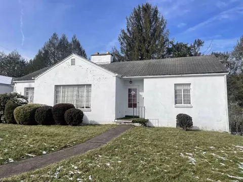 941 Farms Dr, Fairmont, WV 26554