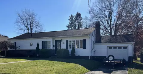 17 Meadow Ln, Bridgeport, WV 26330