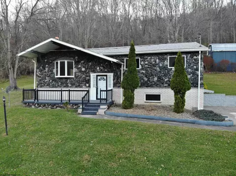 428 Flaggy Meadow Rd, Mannington, WV 26582
