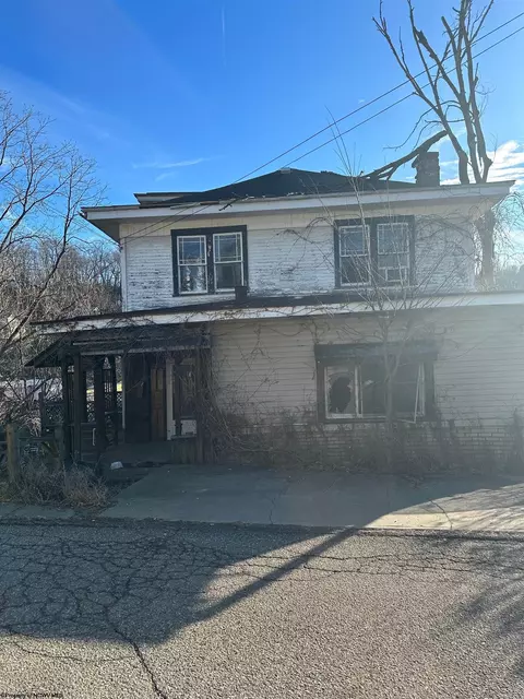 28 North Ave, Cameron, WV 26033