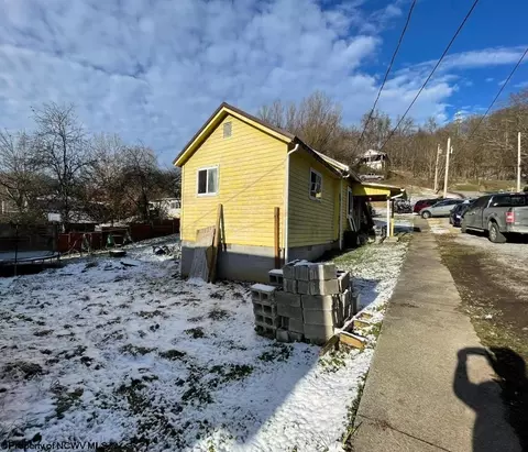 261 W 4th St, Weston, WV 26452