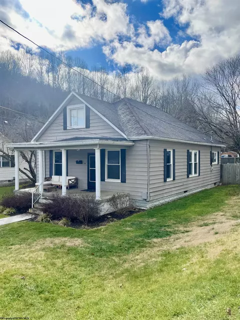 214 Edison St, Nutter Fort, WV 26301