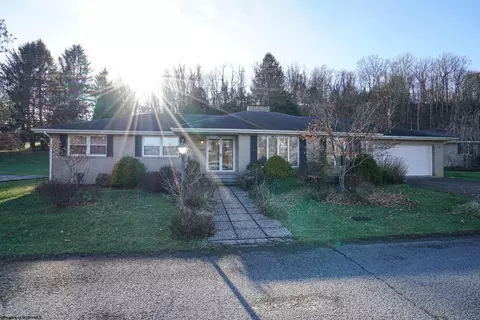 202 Oak Dr, Clarksburg, WV 26301