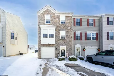 25 Robin Ln, Morgantown, WV 26508