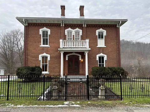 55 High St, West Union, WV 26456