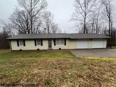 75 Pine Ln, Fairmont, WV 26554