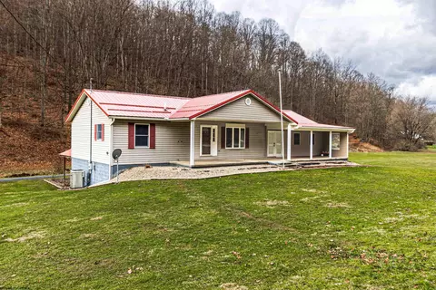 3610 Crossroads Rd, Fairview, WV 26570